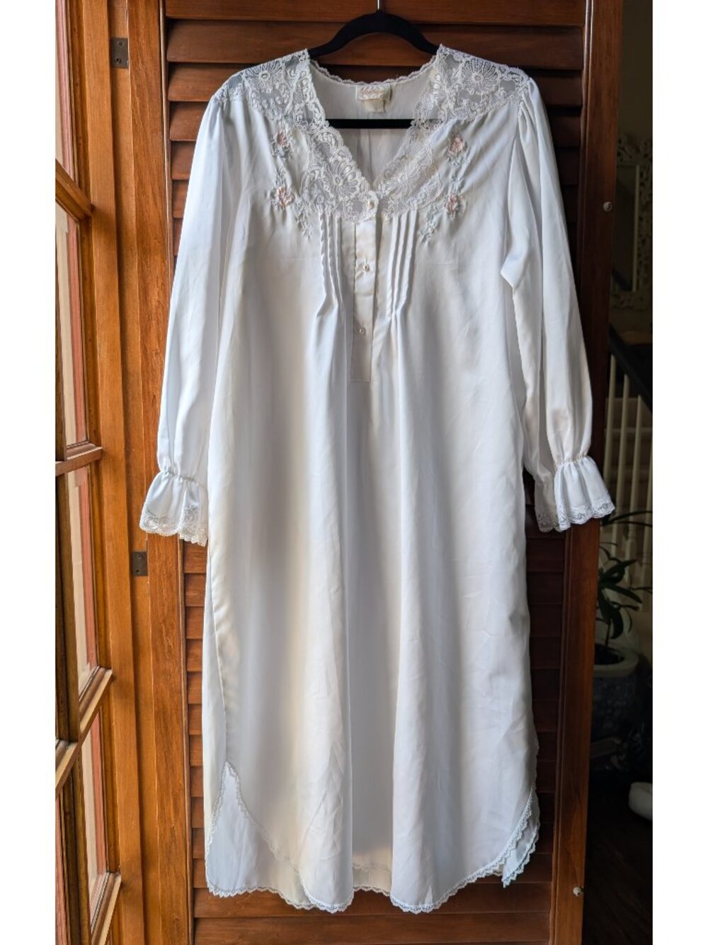 Vtg Barbizon White Lace Floral Embroidery Pearls Accents & Buttons Nightgown